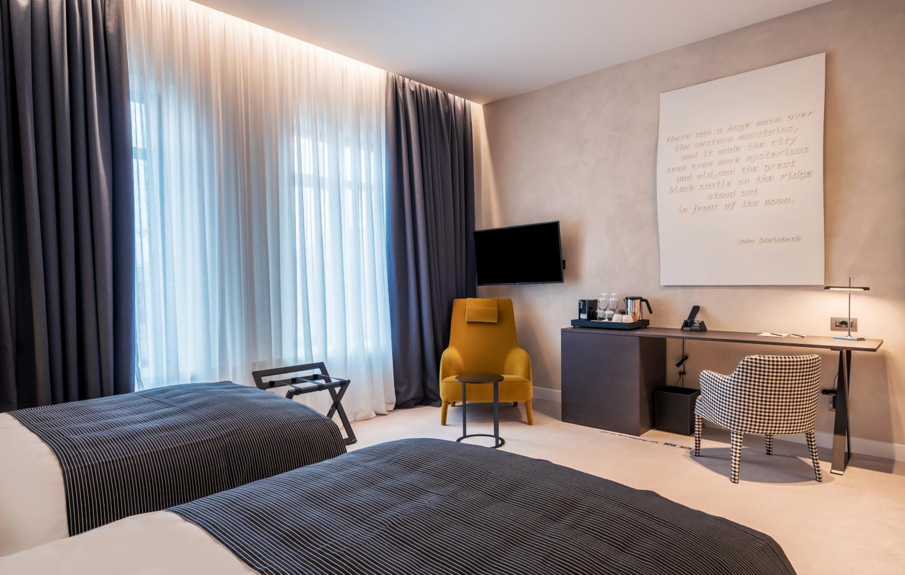 Hotel Monograph Freedom Square, Georgien, Tiflis. Großes 62