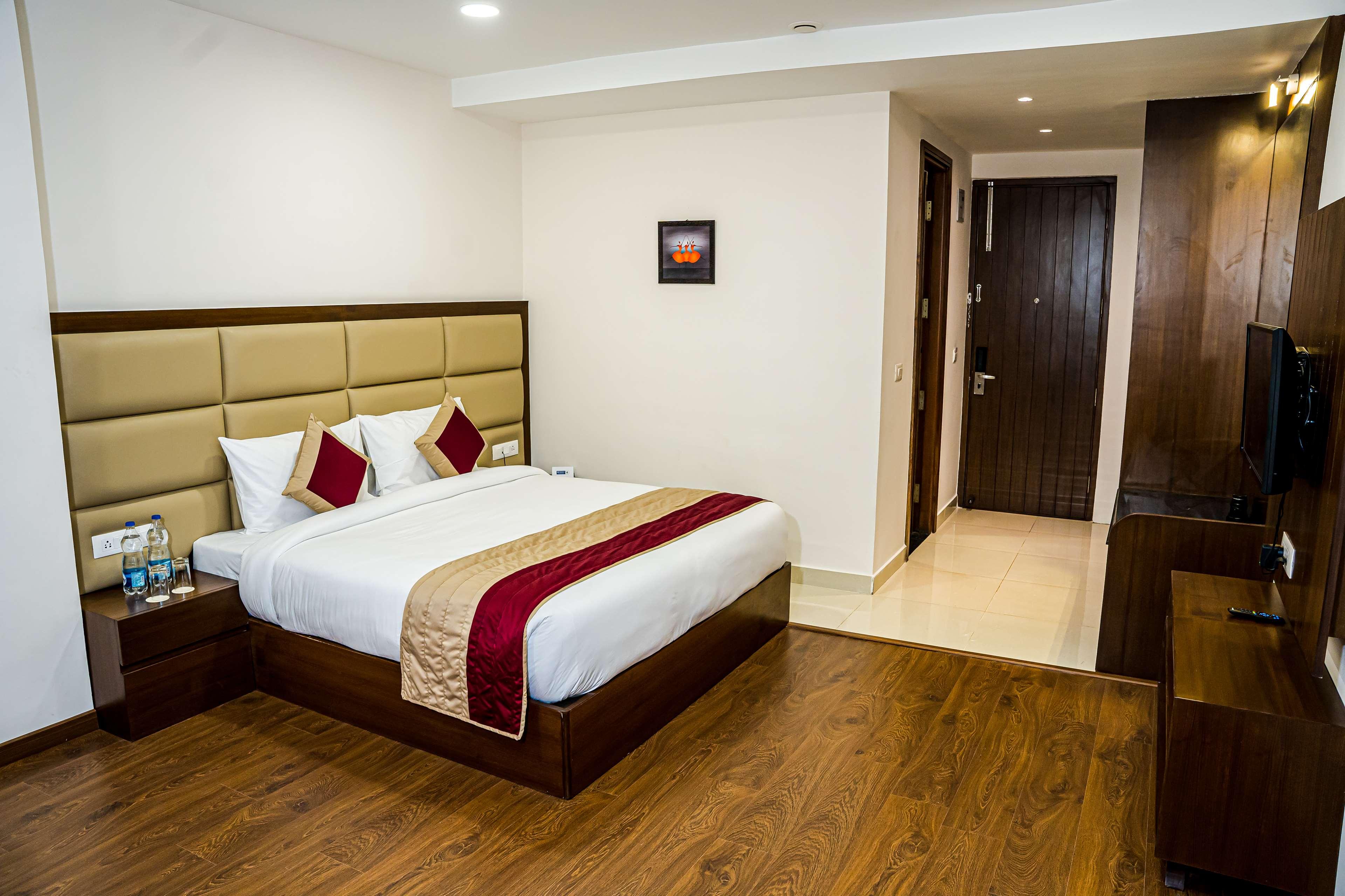1 King Bed, Non-Smoking, Premium Room, Flat Screen Television, Mountain View, In-Room Safe, Coffee M