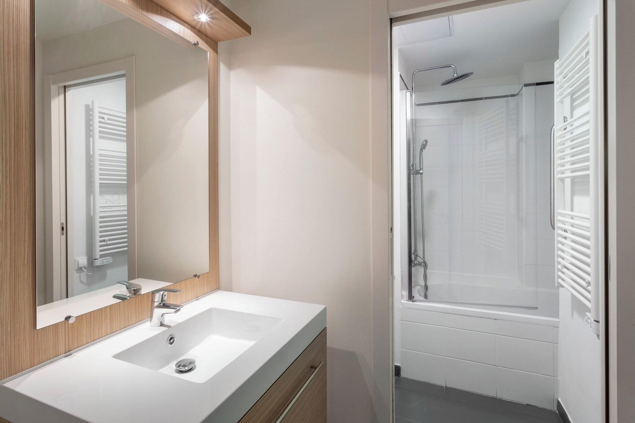 Hotel B&B HOTEL Barcelona Sant Cugat, Spanien, Sant Cugat del Valles. Großes 178