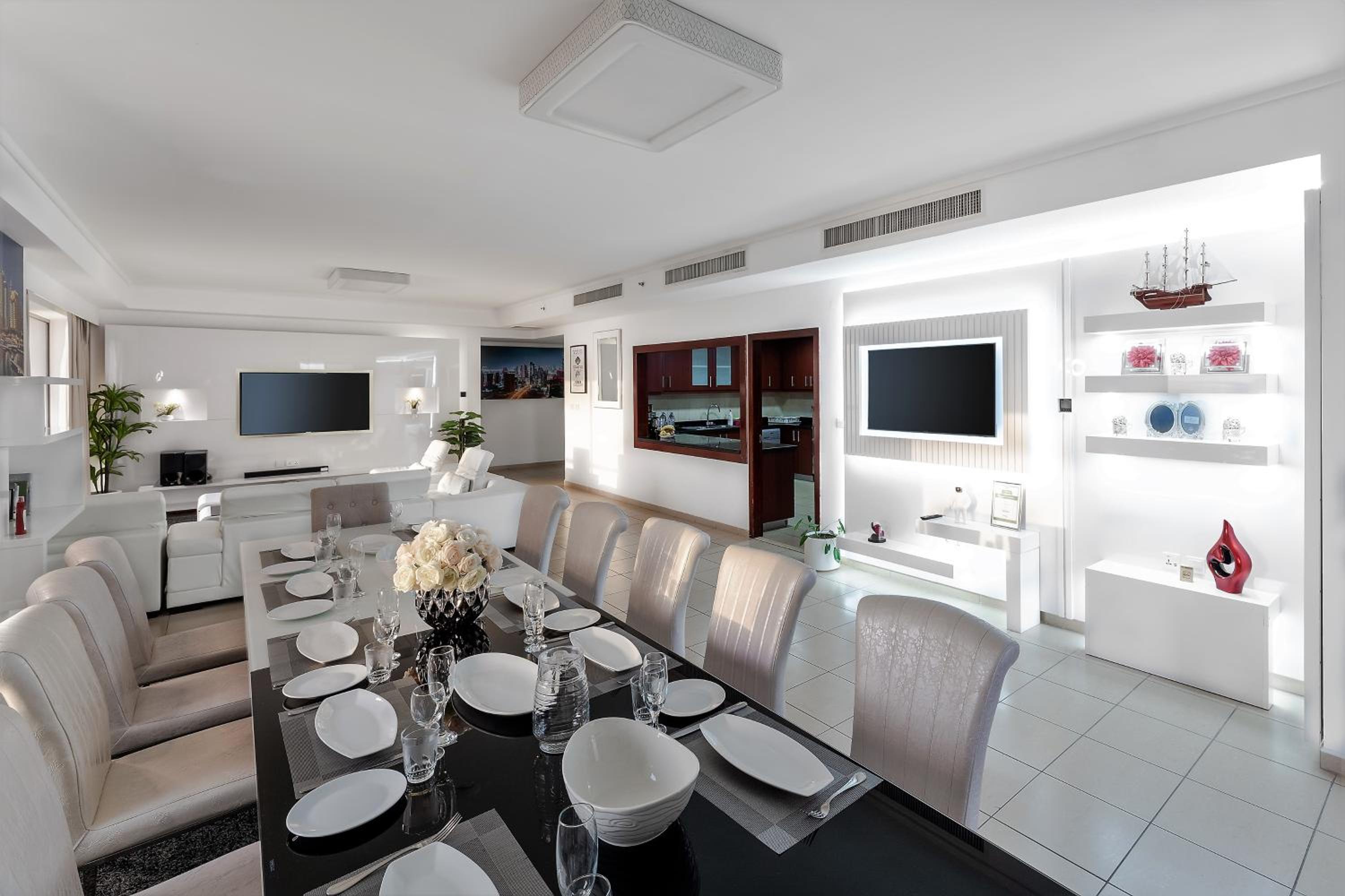 Dubai huge terrace Penthouse with pool
