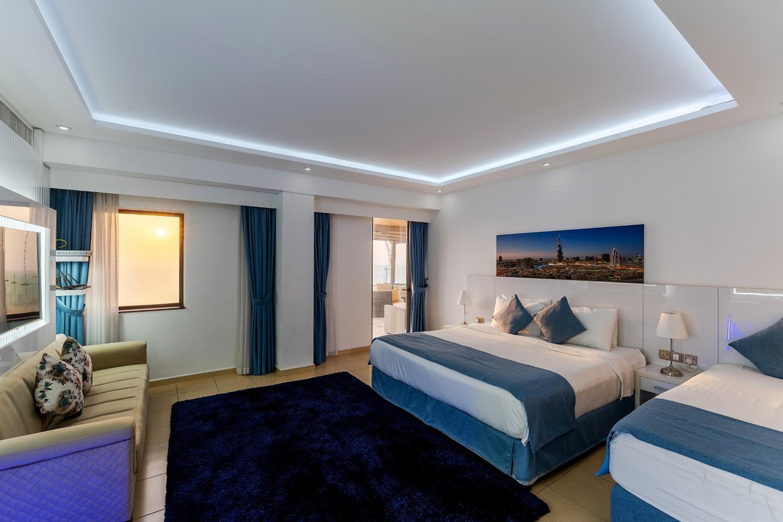 Dubai huge terrace Penthouse with pool