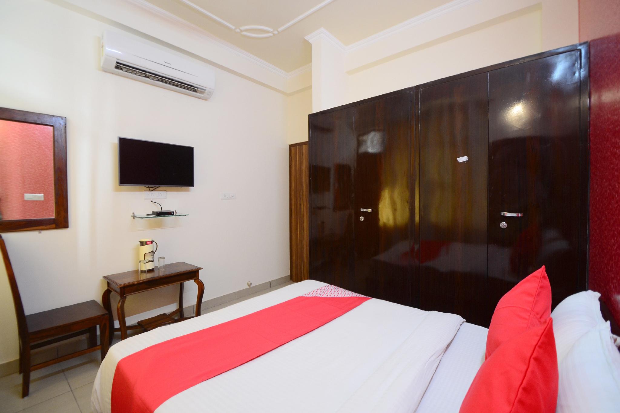 OYO 18342 Hotel Aqueens