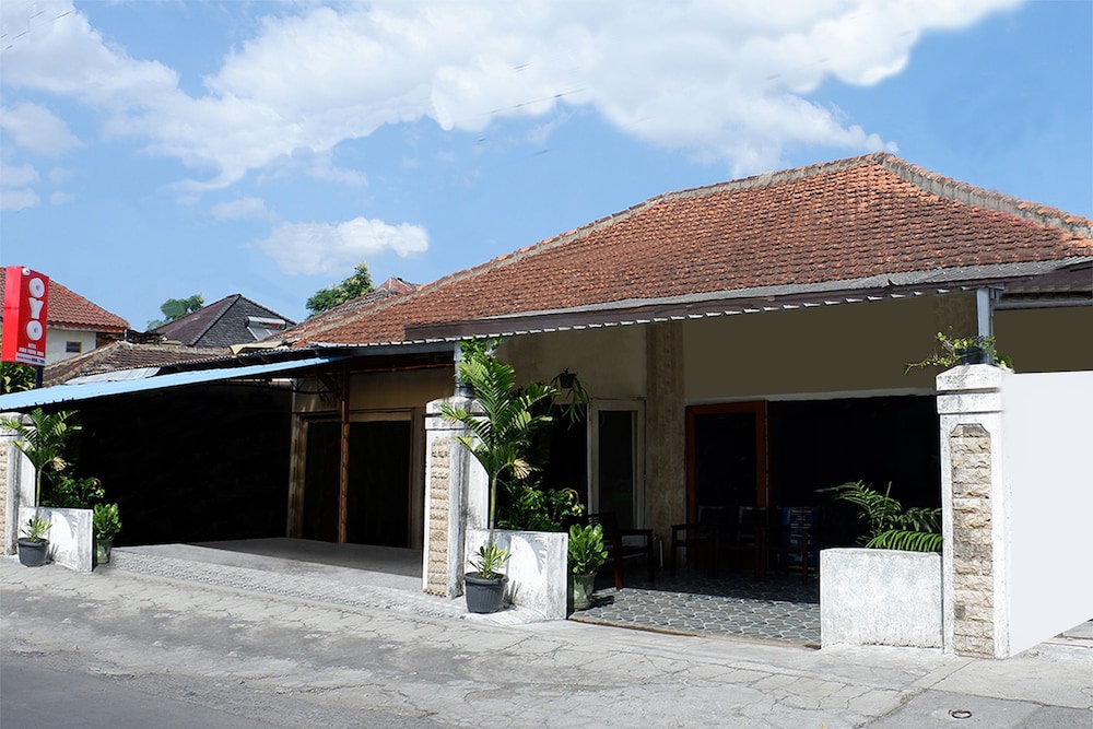 OYO 1196 Hotel Pura Puspa Rosa