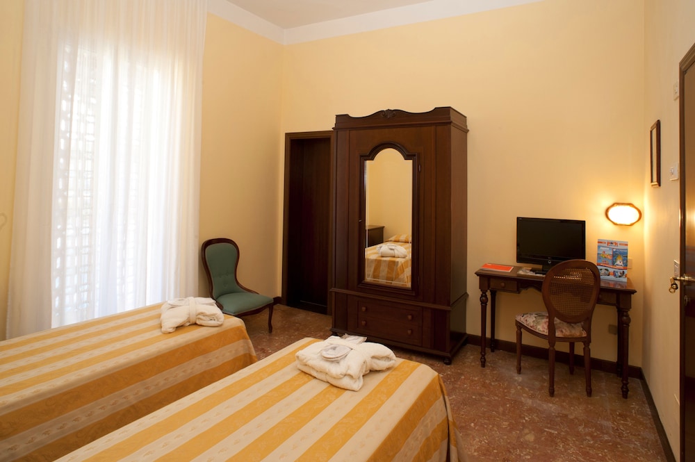 Hotel Milano and Helvetia, Italien, Riccione. Großes 459