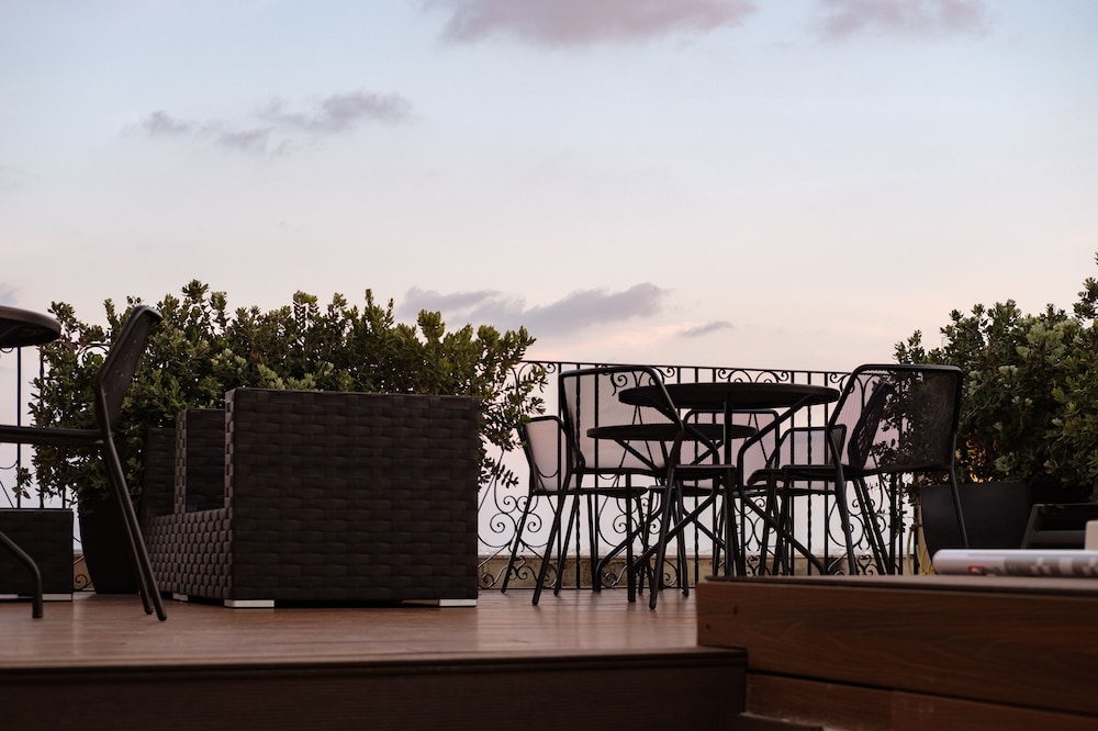 1926 Le Parisot Boutique Suites