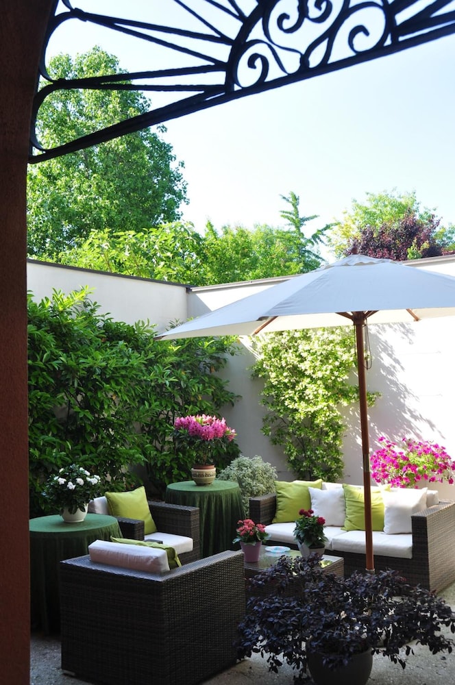 Piazza Nova Guest House