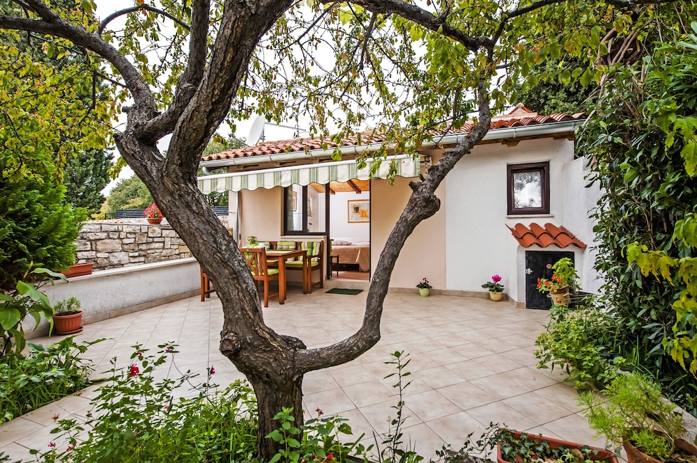 Apartments and Rooms Chiara