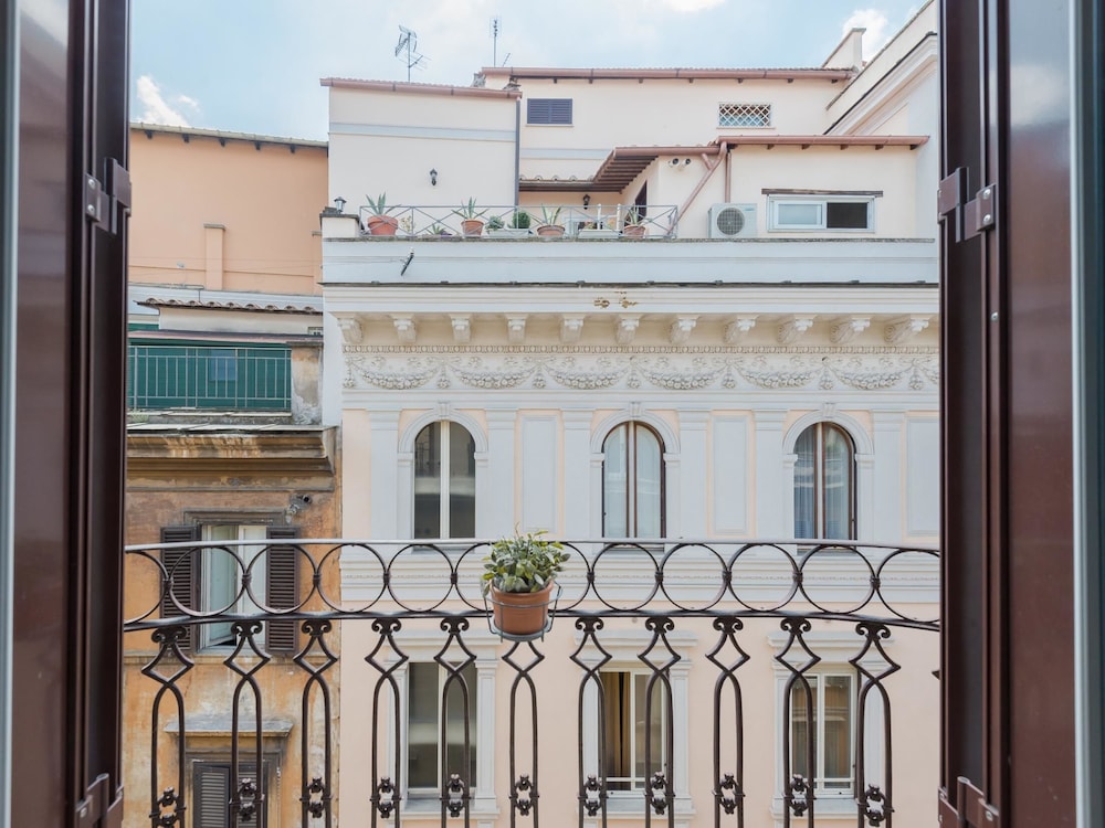 RSH Trevi Fountain Luxury Apartment