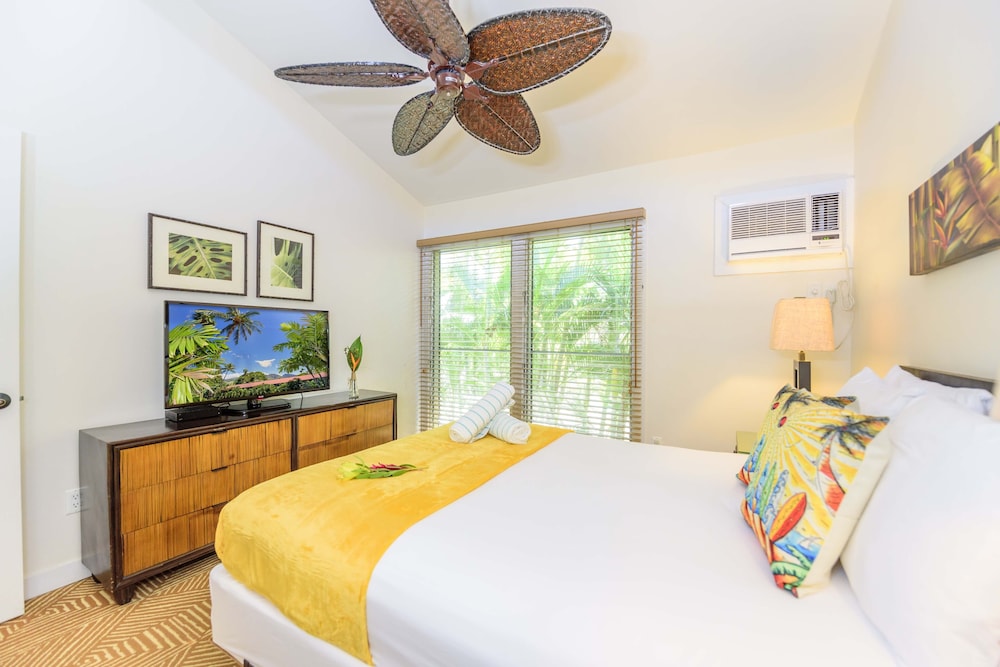 Aina Nalu D202 2 Bedroom Condo by Redawning