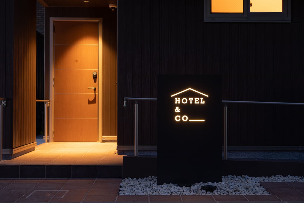 Hotel & Co