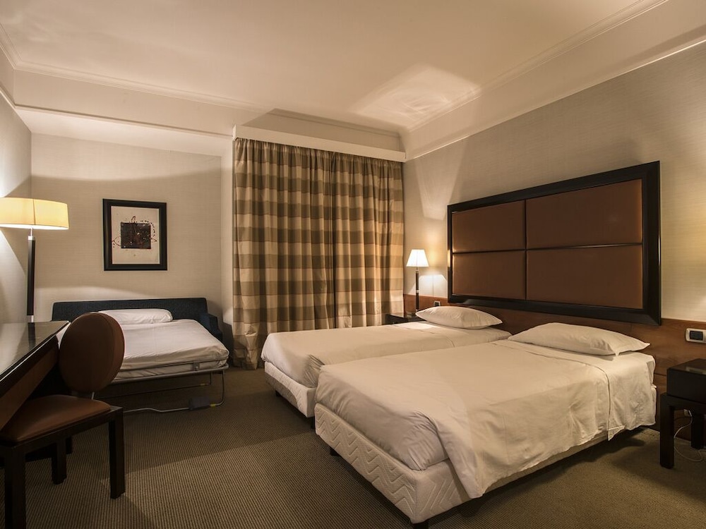 FlyOn Hotel and Conference Center
