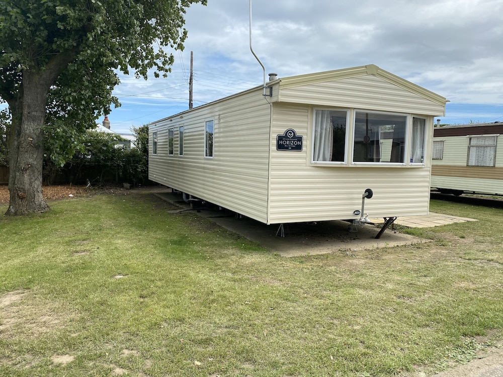 3 Bed 8 Berth Caravan in California Cliffs - M1 [VR]