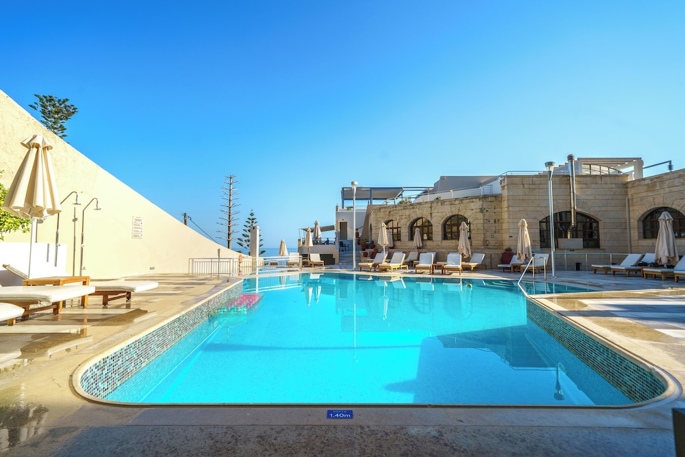 Macaris Suites & Spa