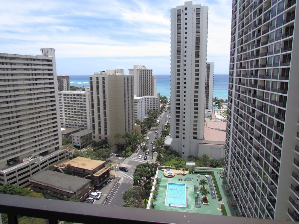 Waikiki Banyan, Walk to the Beach