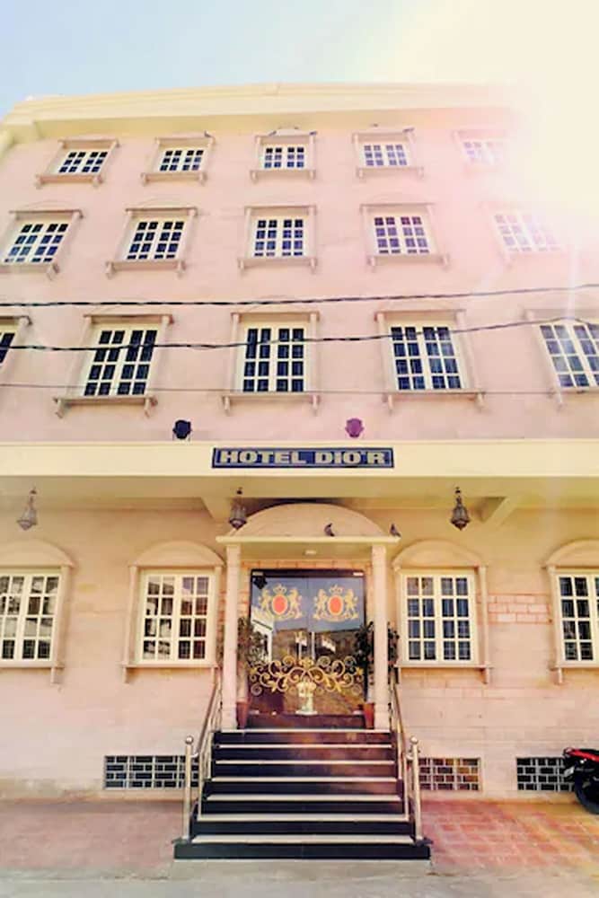 FabHotel Dior Pink City