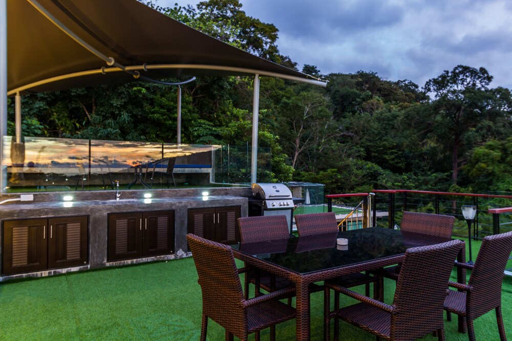 Villa Paradesa by Lofty