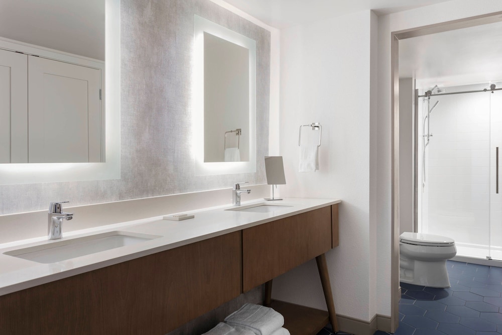 Hotel Delta Suites by Marriott Virginia Beach Waterfront, USA, Virginia Beach. Großes 96