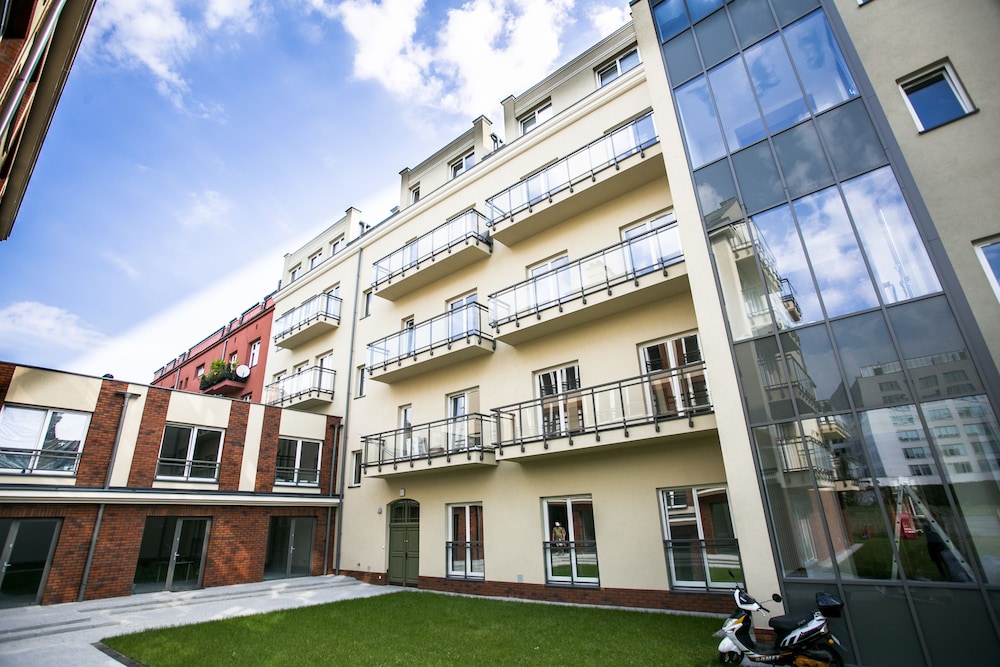 FriendHouse Apartments -Train Station