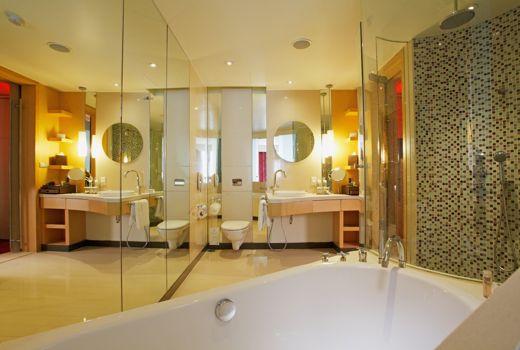 Hotel Centara Grand and Bangkok Convention Centre at CentralWorld, Thailand, Bangkok. Großes 672