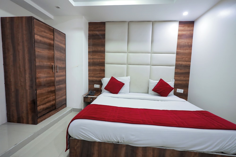 Hotel The Paramont Delhi