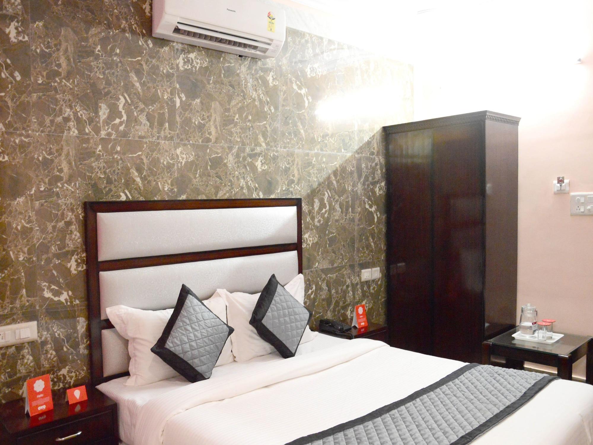 OYO 12849 Hotel Akshay