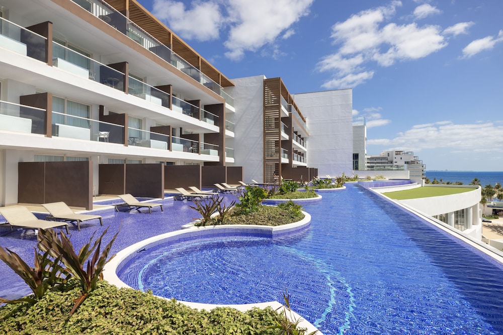 Senator Riviera Cancun Spa Resort