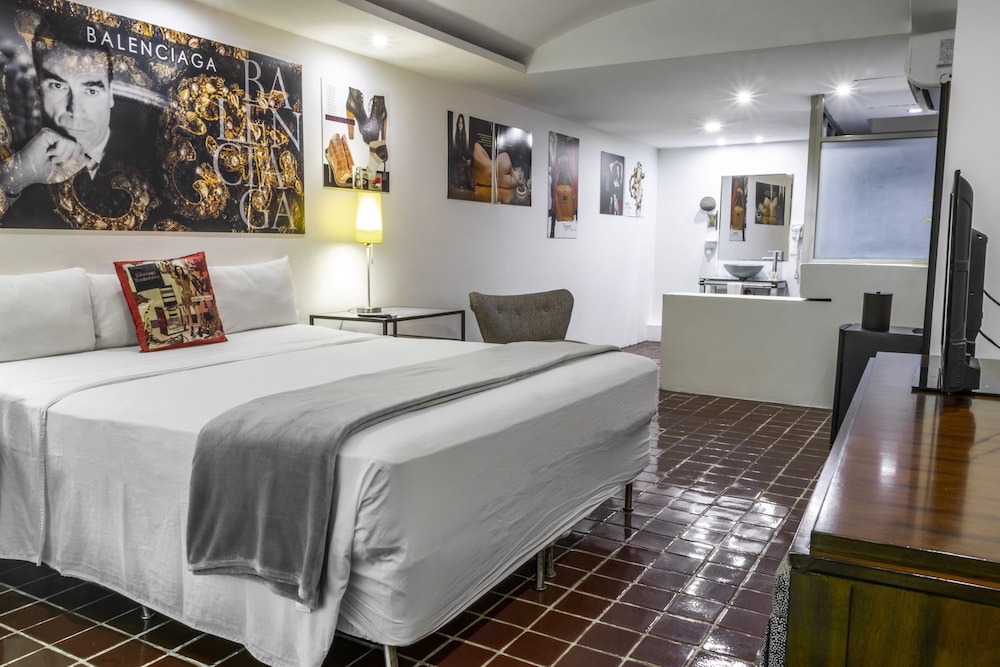 Arts Party Central Hostel - Adults Only