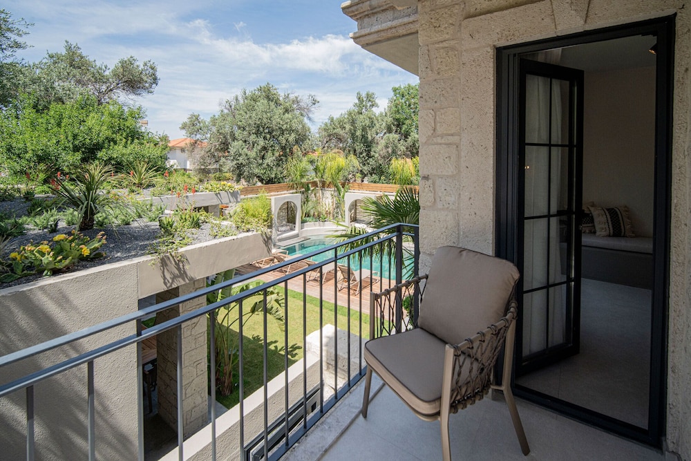 Derin Konak - Adults Only