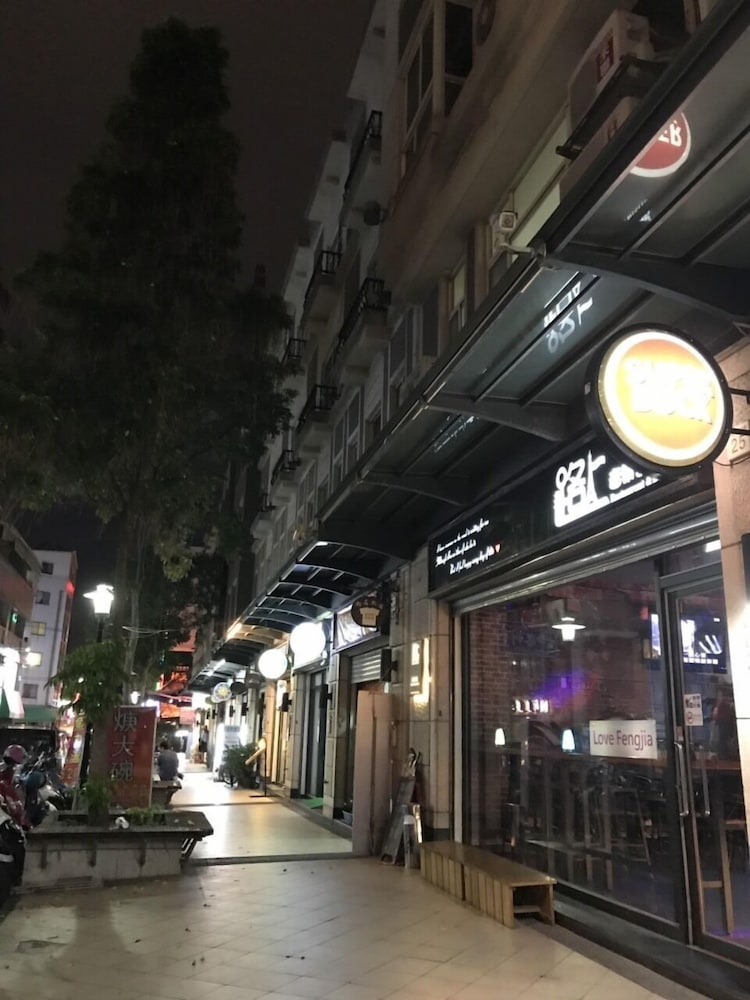 Love Fengjia Colorful Hotel