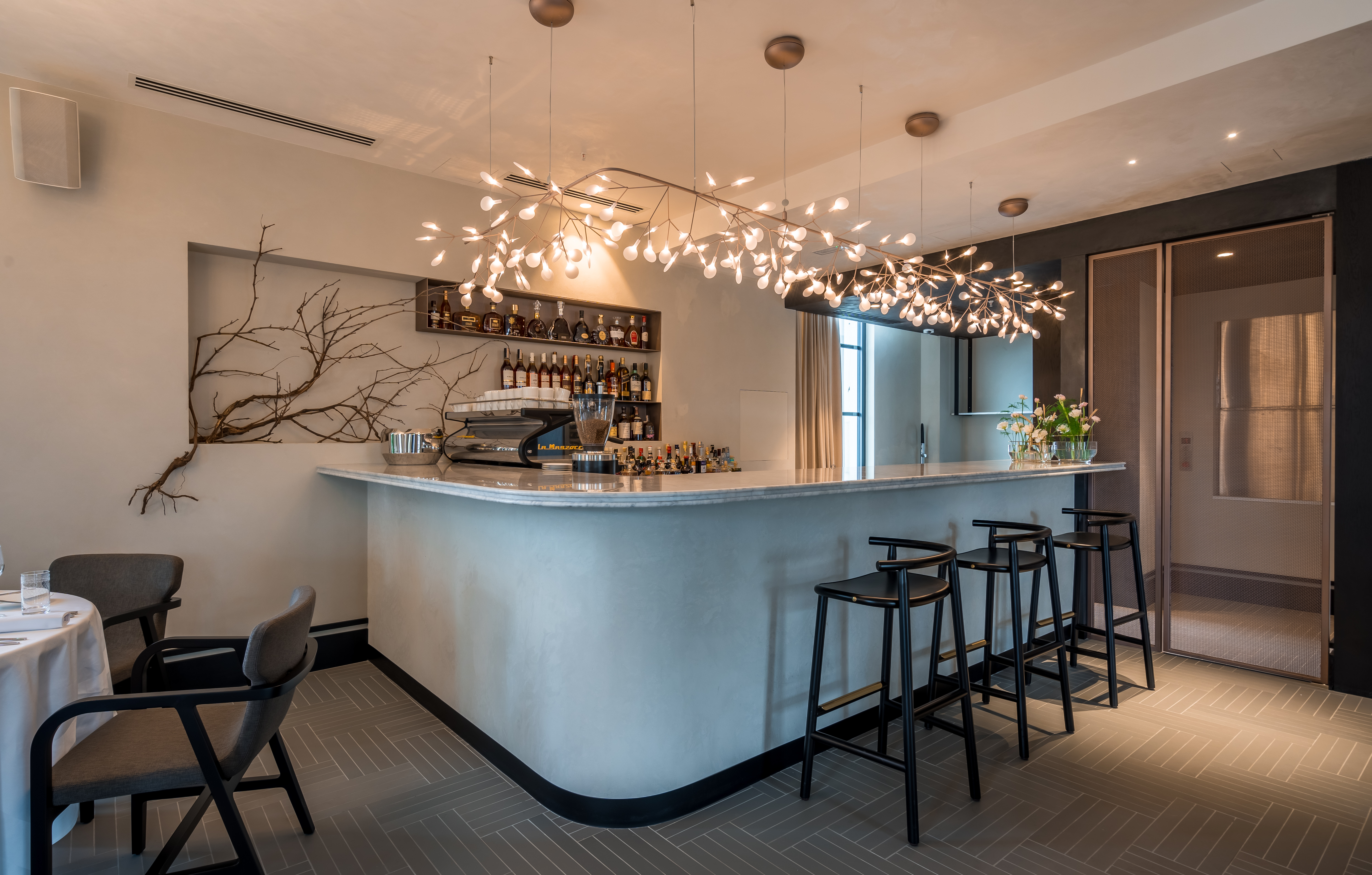 Hotel Monograph Freedom Square, Georgien, Tiflis. Großes 112