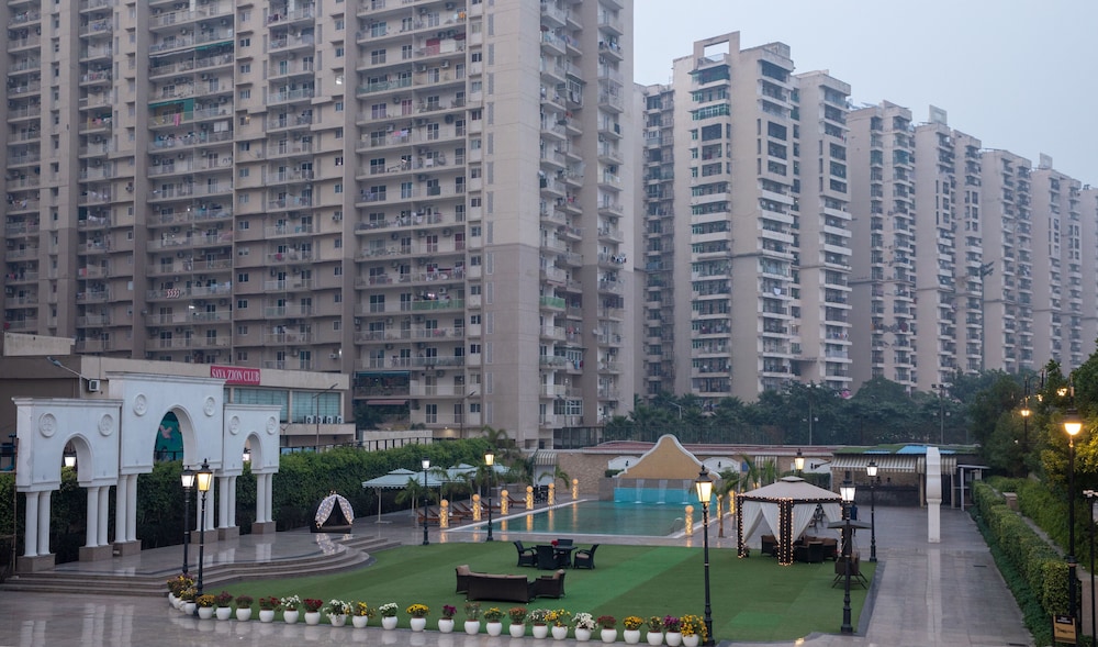 The Gaurs Sarovar Premiere