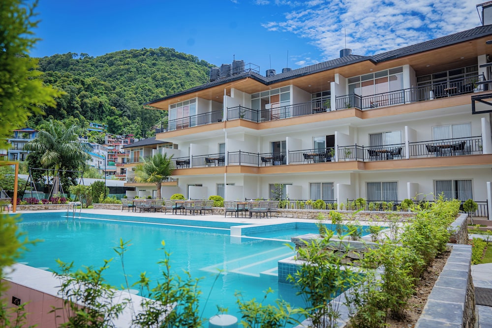 Majestic Lake Front Hotel & Suites