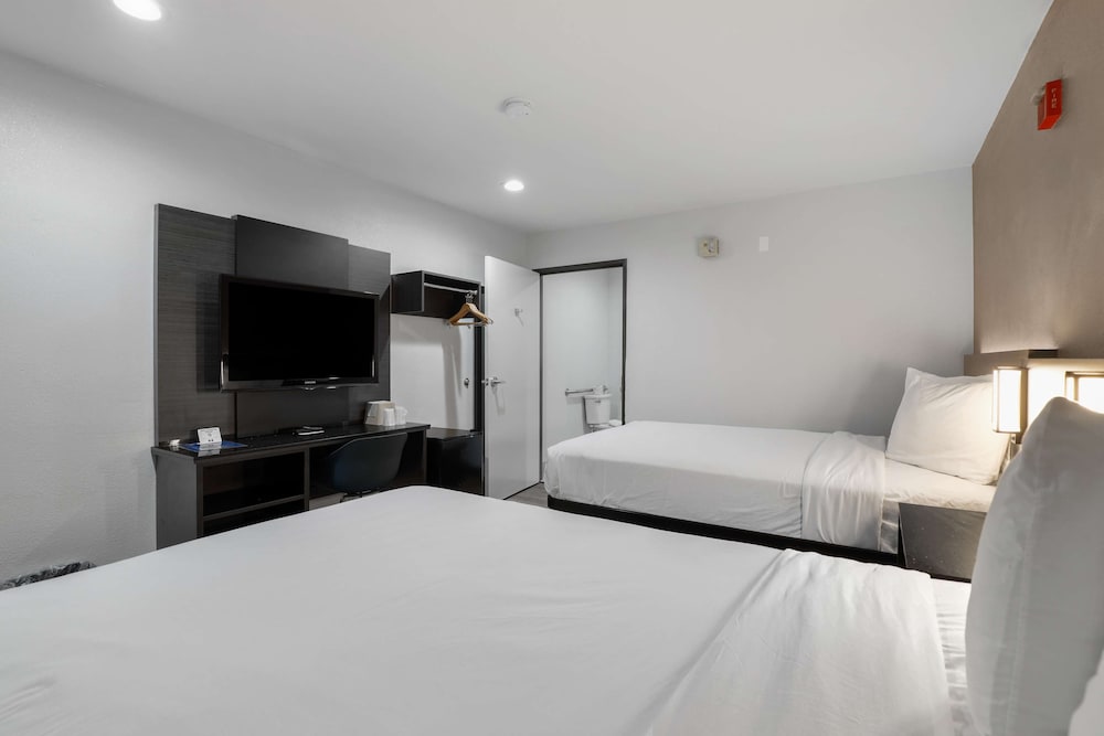 Studio6 Suites Escondido, CA