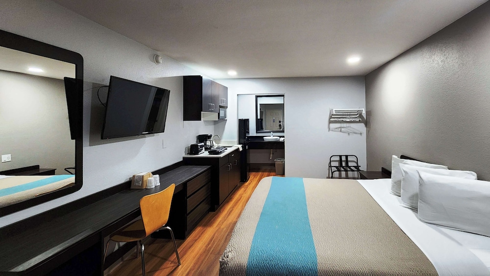 Studio6 Webster, TX  Houston - NASA Lake