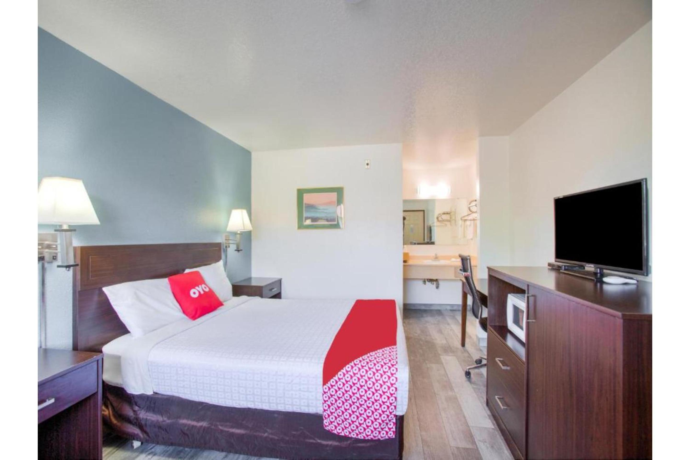 Hotel OYO Woodland Hotel and Suites, USA, Woodland. Großes 496