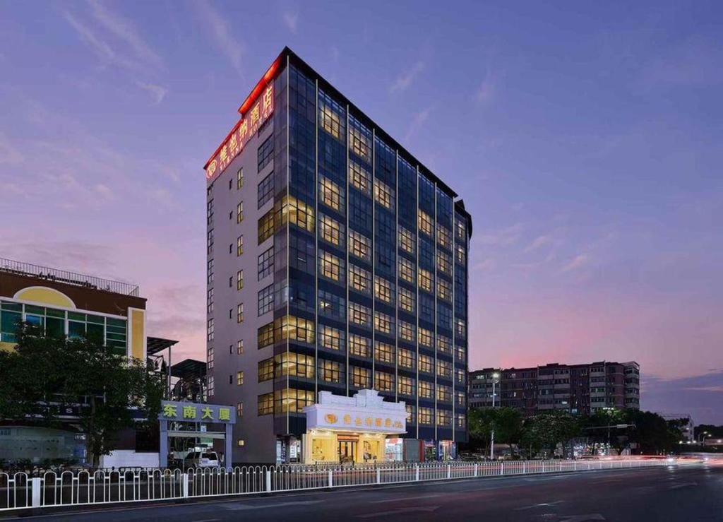 Vienna Hotel(Guangzhou North Railway Station Huaguoshan Subway Station Store)