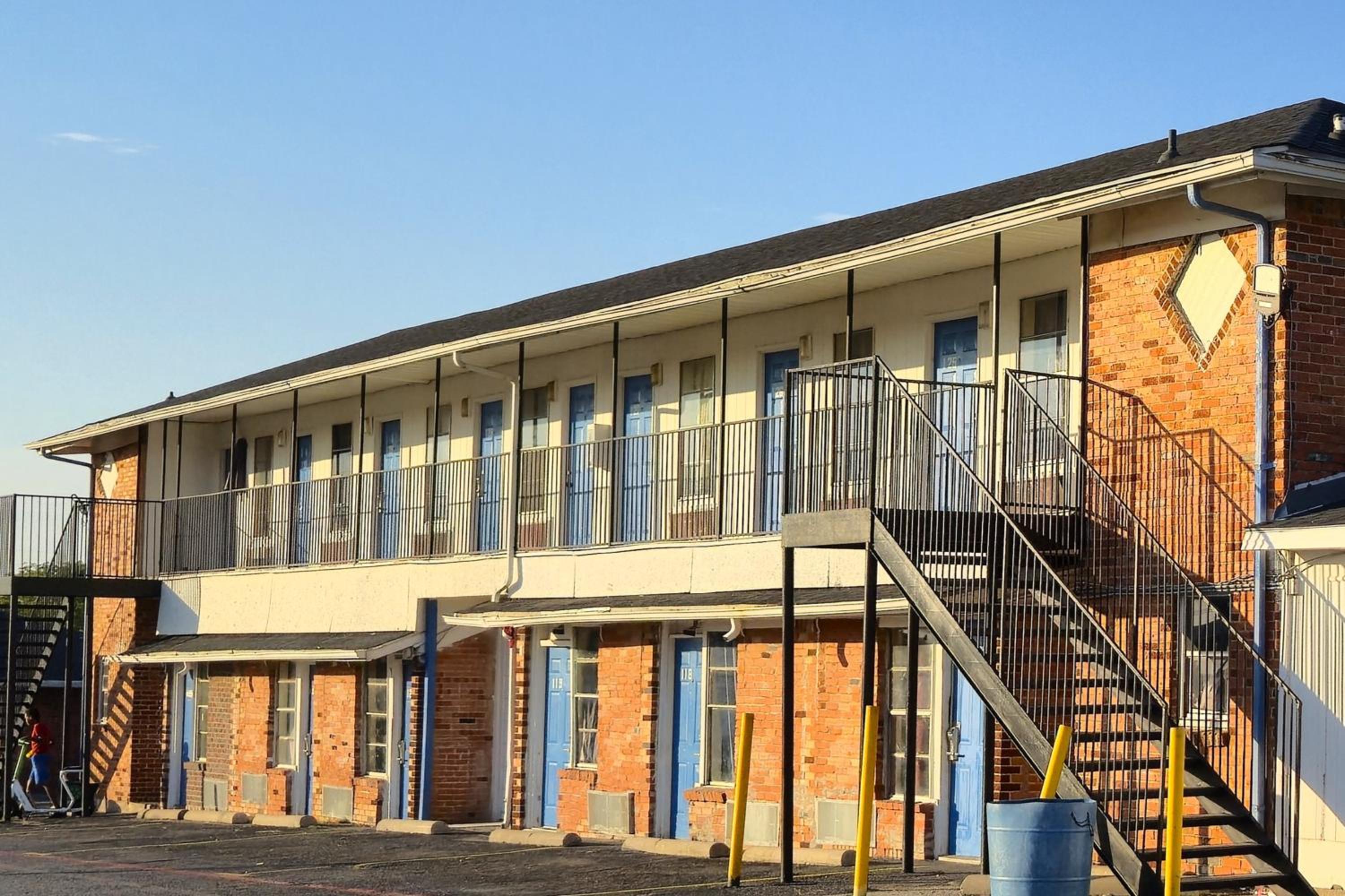 Cole Manor Motel By OYO Love Field Market Center