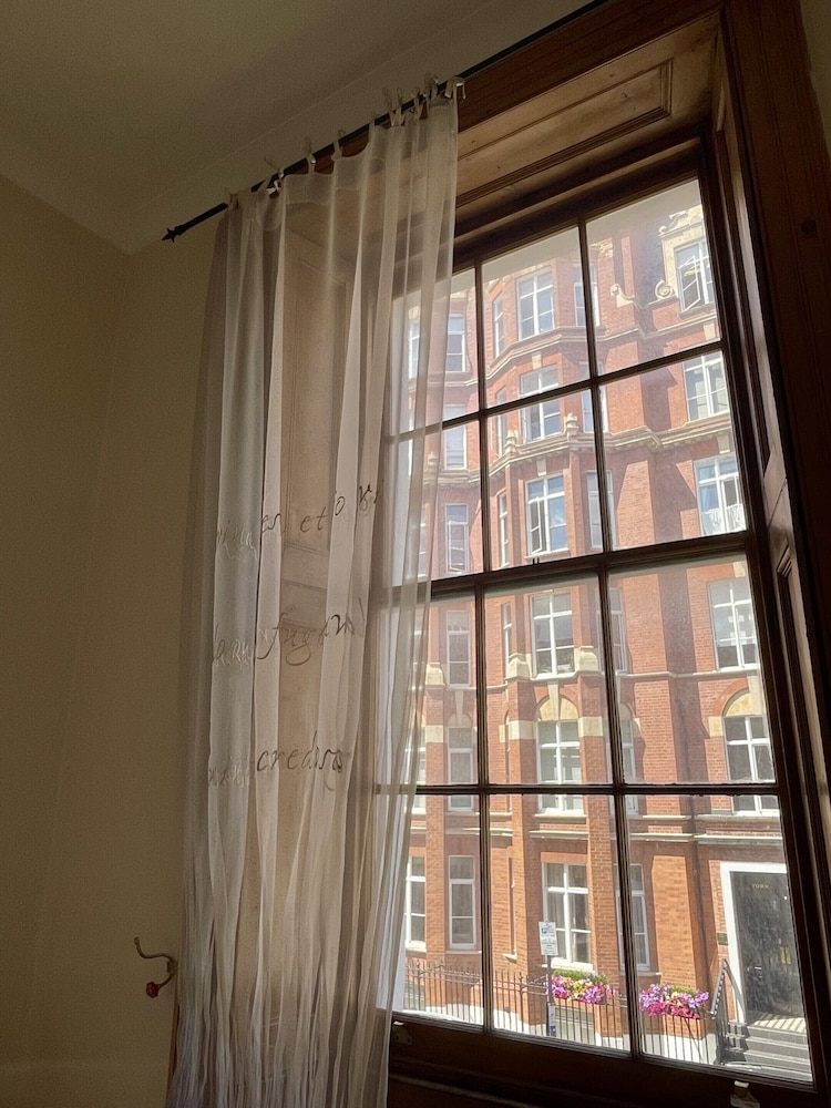 Flying Butler Baker Street Apartments