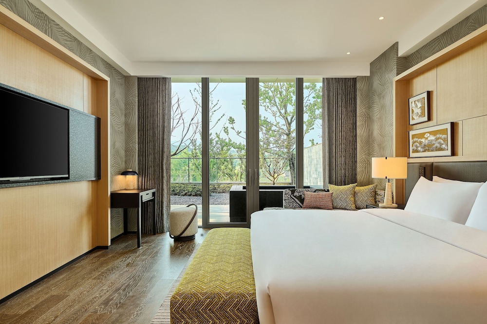 Shu Hua Hotel Tianmu Mountain, Curio Collection by Hilton