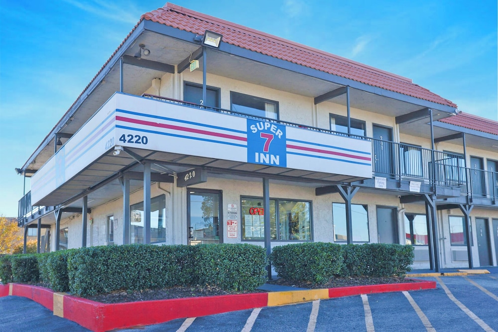 Super 7 Inn Dallas Near Duncanville