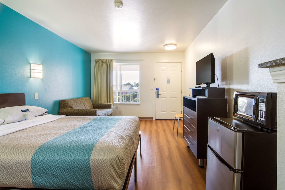 Motel6 Portland, OR  Mall 205