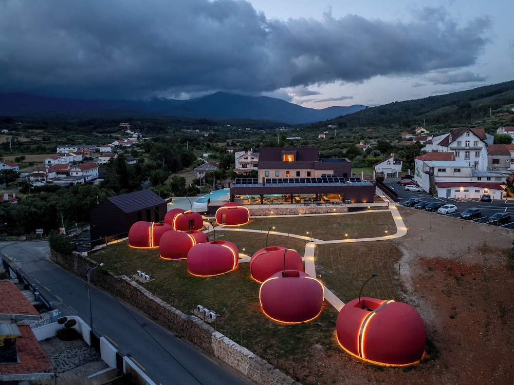 Cherry Sculpture Hotel