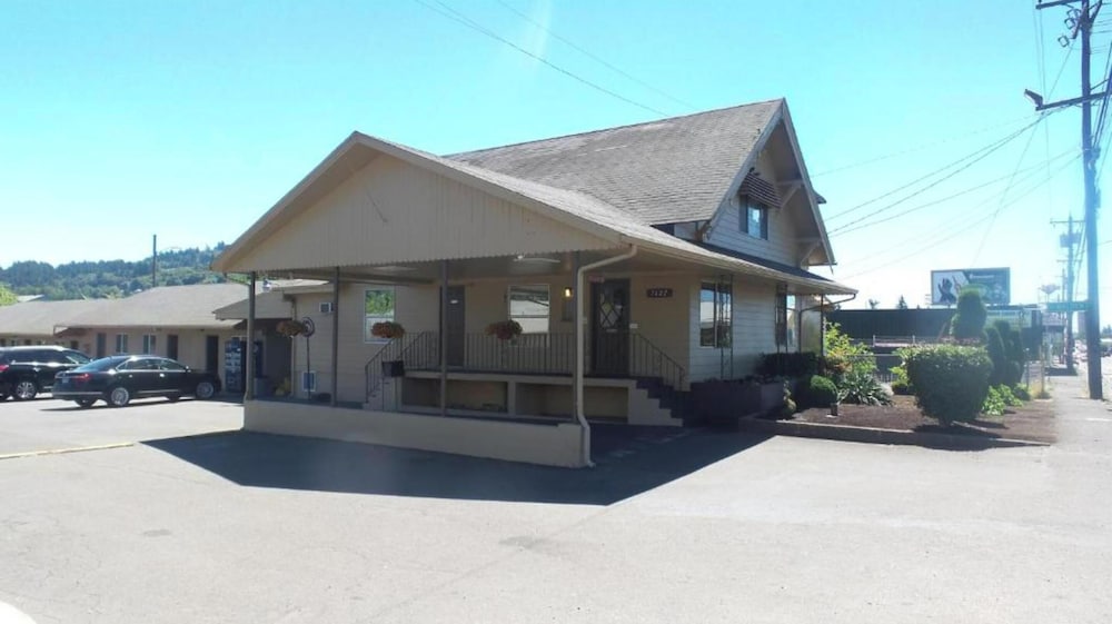 OYO Del Rancho Motel