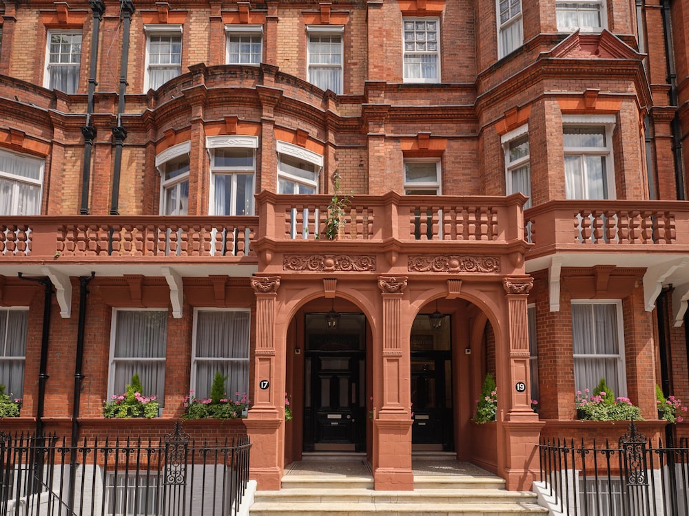 The Apartments By The Sloane Club