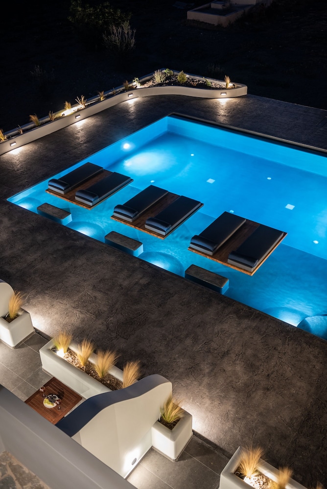 Volcanic Arc Santorini Suites