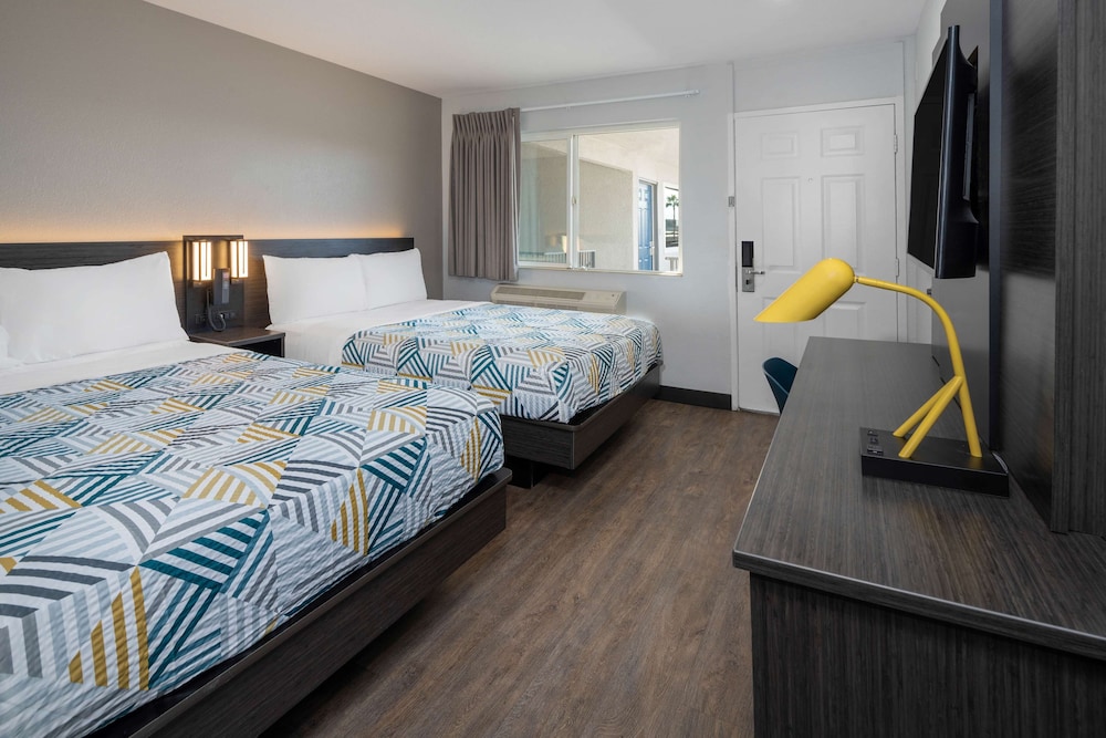 Hotel Motel6 Fontana, USA, Fontana. Großes 120