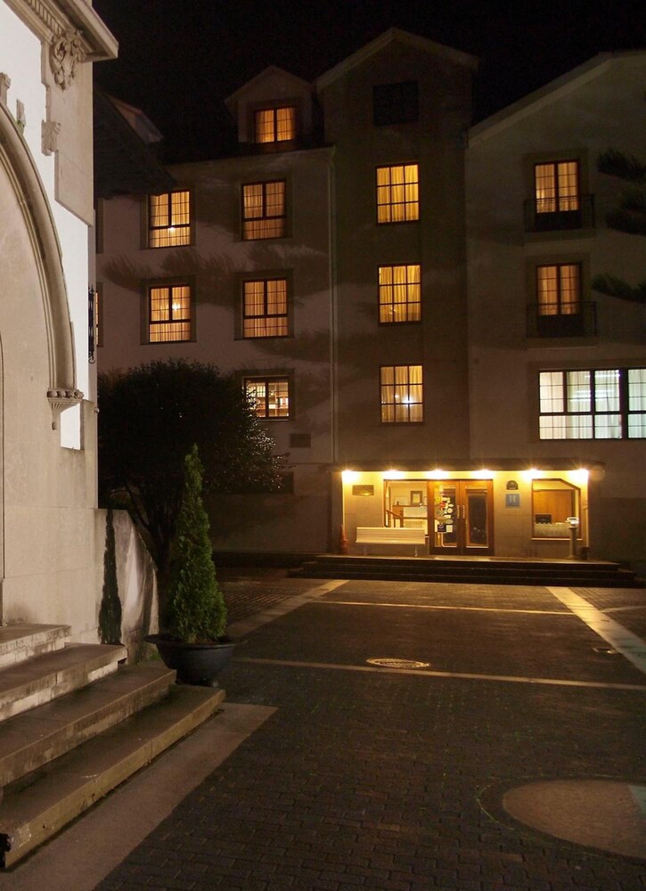 Palacio Arias and Hotel y Apartamentos Arias