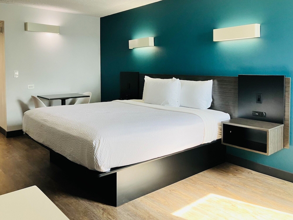 Studio6 Suites Carson, CA