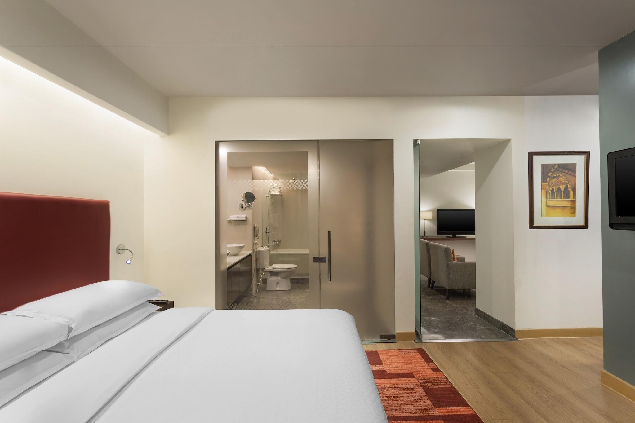 SUITE DELUXE CITY VIEW KING BED