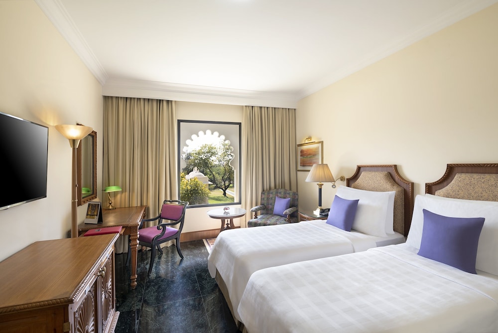 Deluxe Room, 2 Twin Beds, Pool View